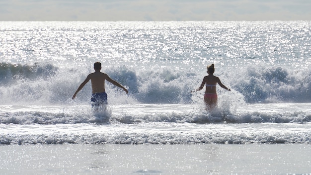 Un couple qui court dans l'eau, San Diego, USA