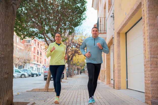 Un couple qui court dans la rue