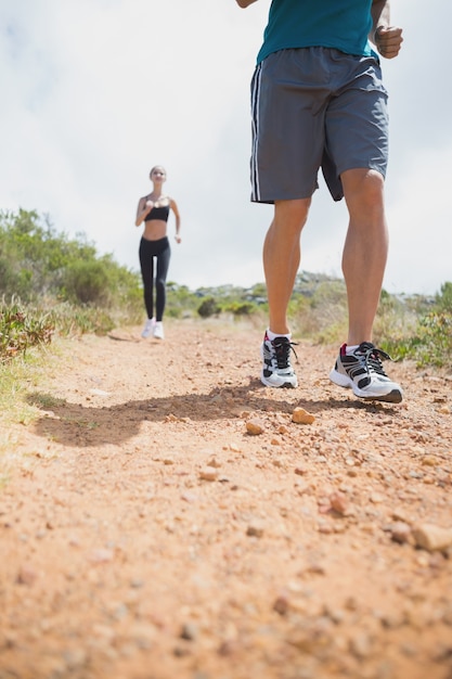 Couple qui court sur la route de campagne