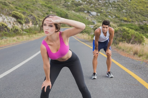 Couple qui court sur la route ouverte ensemble