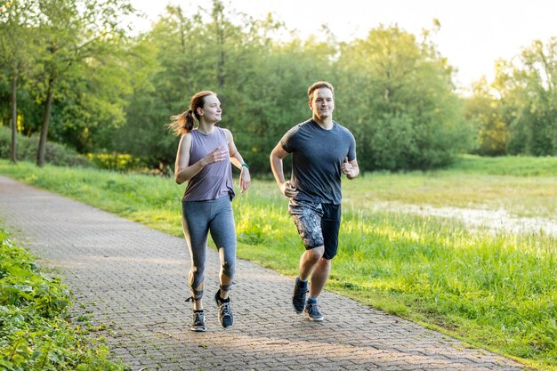 Un couple qui court sur le sentier.