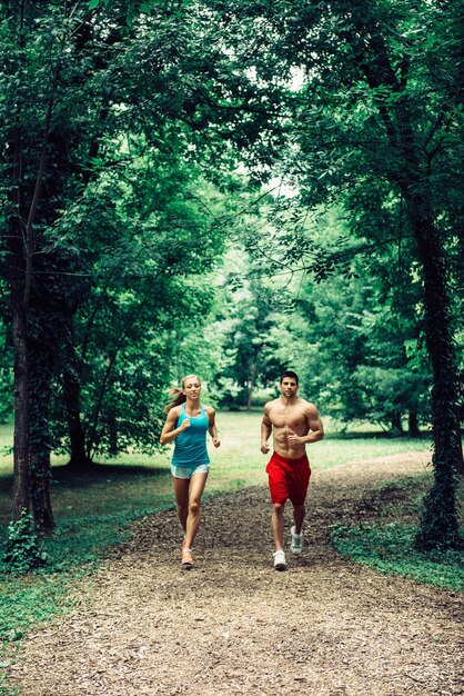 Un couple qui fait du jogging.