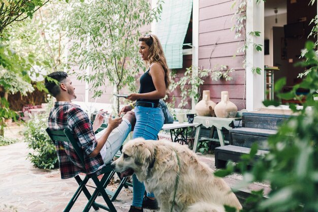 Photo un couple qui parle dans le jardin.