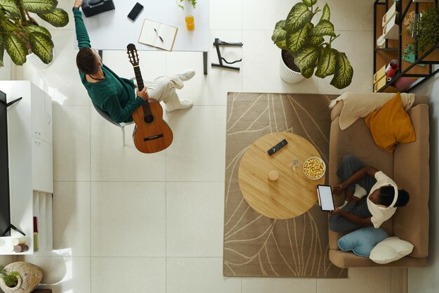 Photo un couple qui passe son temps libre à la maison.