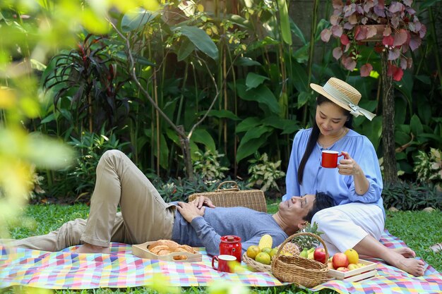 Photo un couple qui profite du week-end dans le jardin.