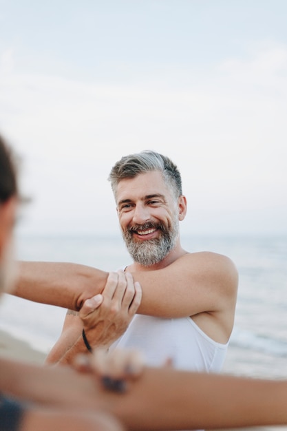 Couple qui s&#39;étend à la plage