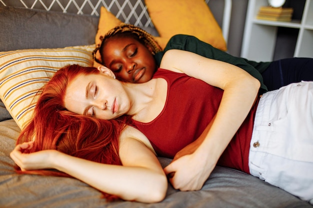 Couple de race mixte attendant un bébé dans la chambre