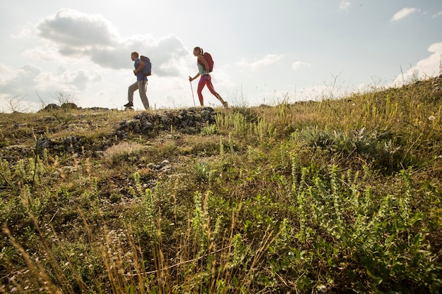 Photo couple en randonnée dans les montagnes