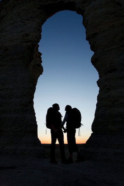 Couple de randonnée ensemble dans le désert