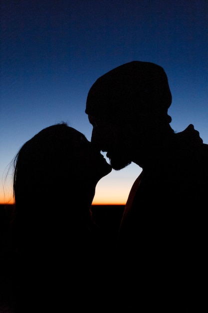 Couple de randonnée ensemble dans le désert