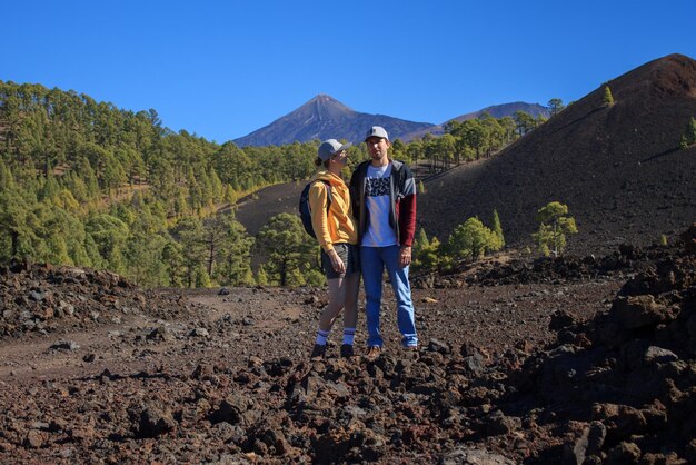 Photo un couple de randonneurs contre le pico del teide