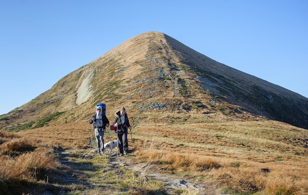 Couple de randonneurs dans les Carpates avec sac à dos