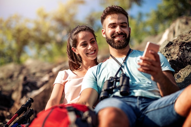 Couple de randonneurs prenant selfie