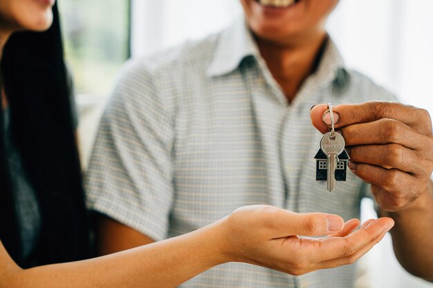 Photo un couple ravi célèbre son nouvel accession à la propriété en affichant les clés de sa maison