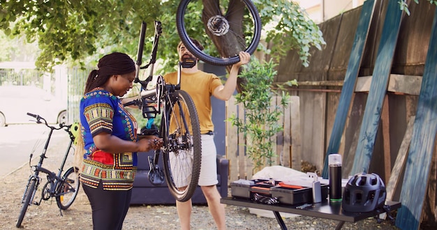 Le couple reattache et fixe les roues du vélo