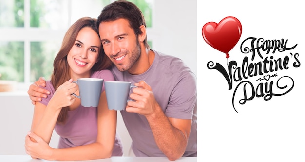 Couple regardant la caméra avec un café contre le joli message de la Saint-Valentin