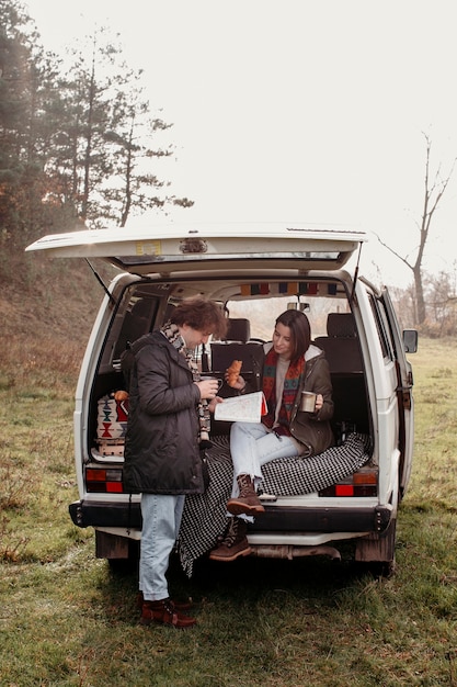 Photo couple regardant une carte pour une nouvelle destination