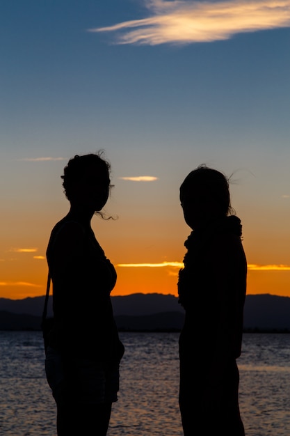 couple regardant le coucher du soleil