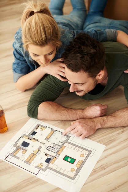 Couple regardant des échantillons de peinture et un plan d'étage