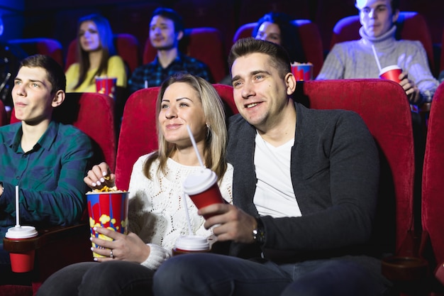 Couple regardant un film au cinéma