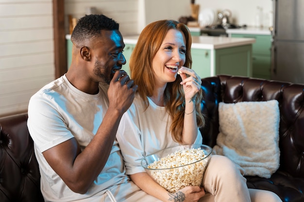 Couple regardant un film en mangeant du pop-corn