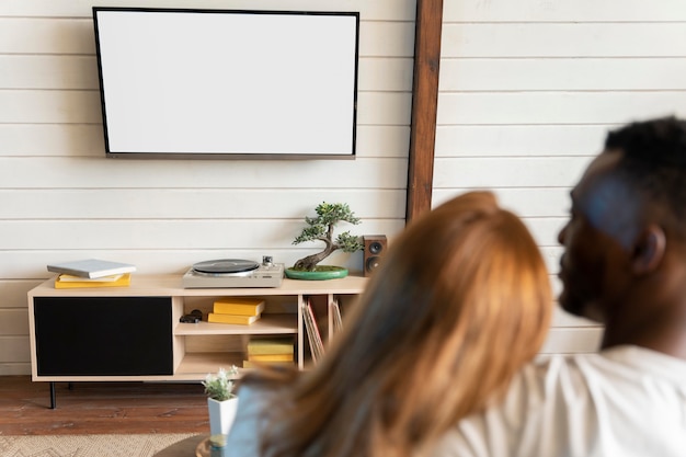 Photo couple regardant un film sur un service de streaming