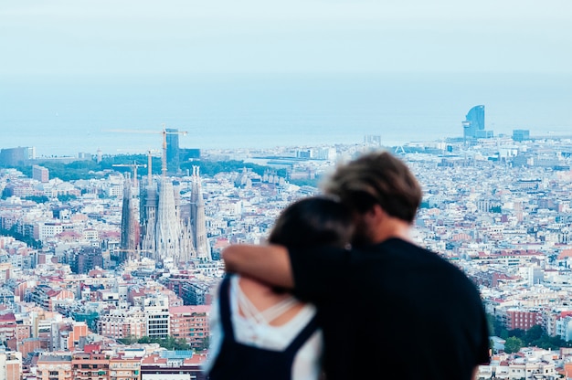 Couple regardant les toits de Barcelone