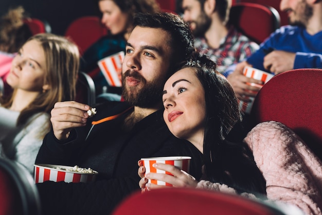 Couple, regarder, film, entiers, cinéma