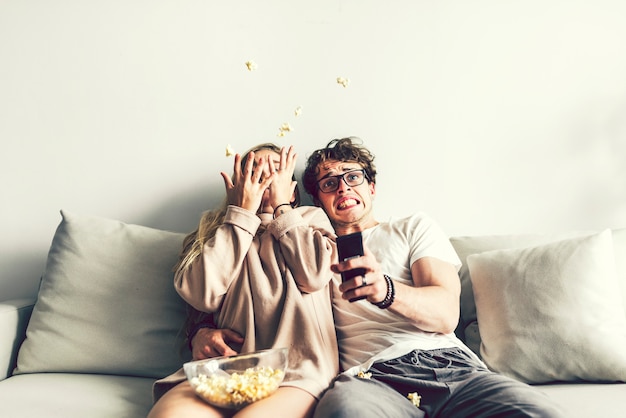 Couple, regarder film, sur, les, sofa