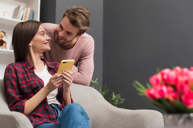 Couple, regarder, smartphone