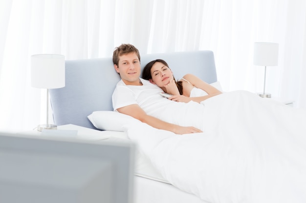 Couple, regarder télé dans son lit