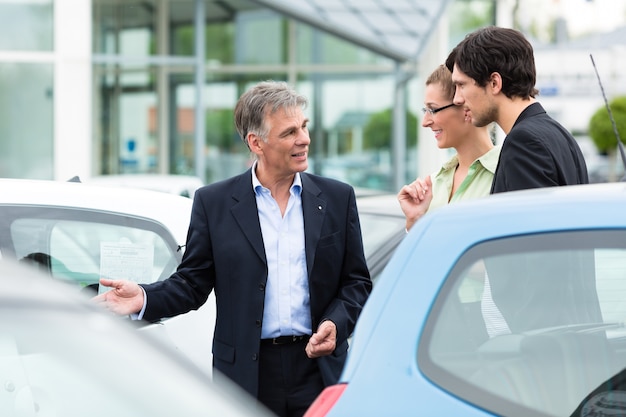 Couple, regarder, voiture, sur, yard, de, concessionnaire