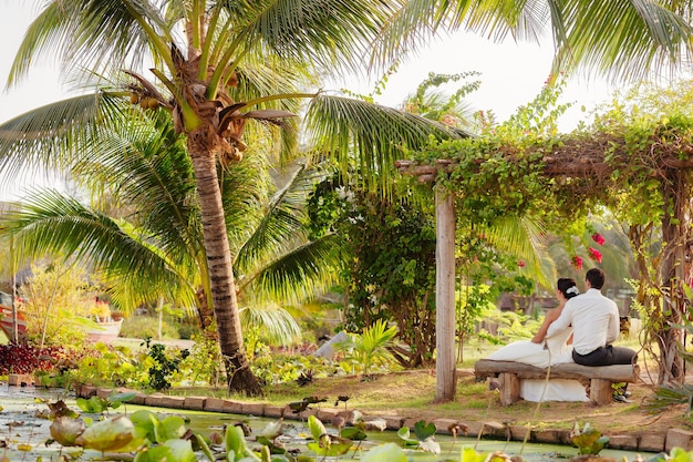 Couple relax on beach resort Station balnéaire tropicale avec palmiers en Asie Vietnam