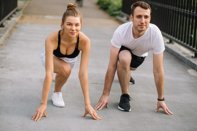 Couple De Remise En Forme Prêt à Courir Dans Le Parc Extérieur, La Vie En Ville