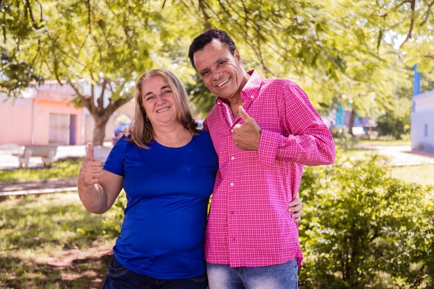 Couple de rencontres plus âgés avec le pouce en l'air souriant