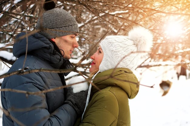 Couple à un rendez-vous en hiver