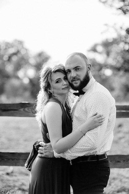 Couple à Un Rendez-vous. Robe Violette. Mariée Et Marié. Marcher Sur Le Terrain. Histoire D'amour. Photographie En Noir Et Blanc.