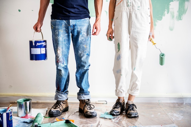 Couple rénovant la maison