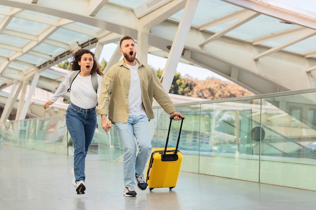 Un couple en retard à l'aéroport.