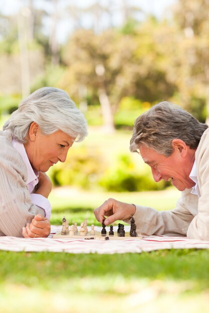 Couple retraité jouant aux échecs