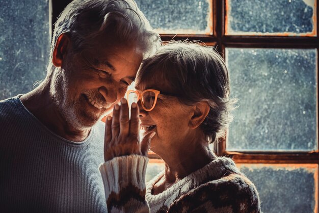 Couple de retraités confiants à la maison en hiver