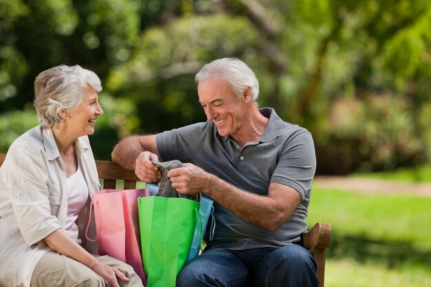 Couple de retraités avec des sacs