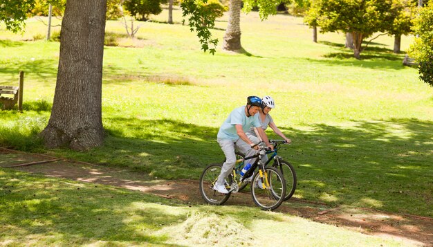 Couple de retraités VTT à l&#39;extérieur