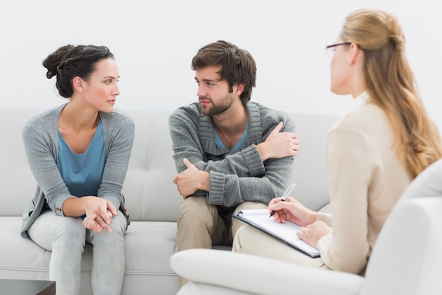 Couple en réunion avec un conseiller en relations