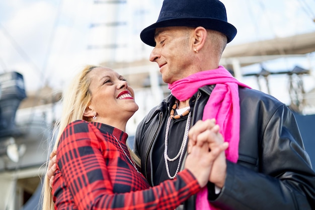 Couple romantique d'âge moyen embrassant le port