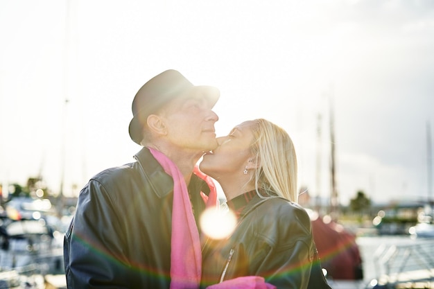 Couple romantique d'âge moyen s'embrassant dans le port