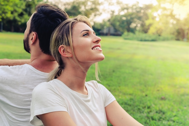 Couple romantique aime sur l&#39;herbe dans le parc