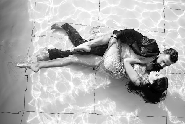 Couple romantique amoureux en piscine party en piscine à la mode paire de gens élégants f