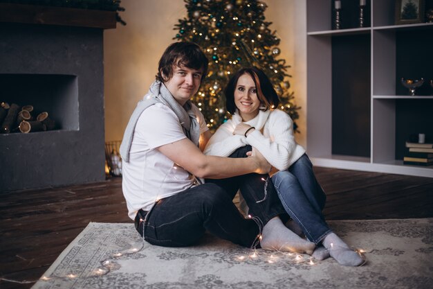 Couple Romantique Amoureux Ressentant Le Bonheur De Leur Romance Passer La Veille De Noël Ensemble