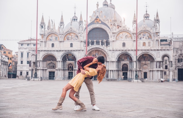 Couple romantique amoureux s'embrassant en vacances à Venise, Italie, la place San Marco.